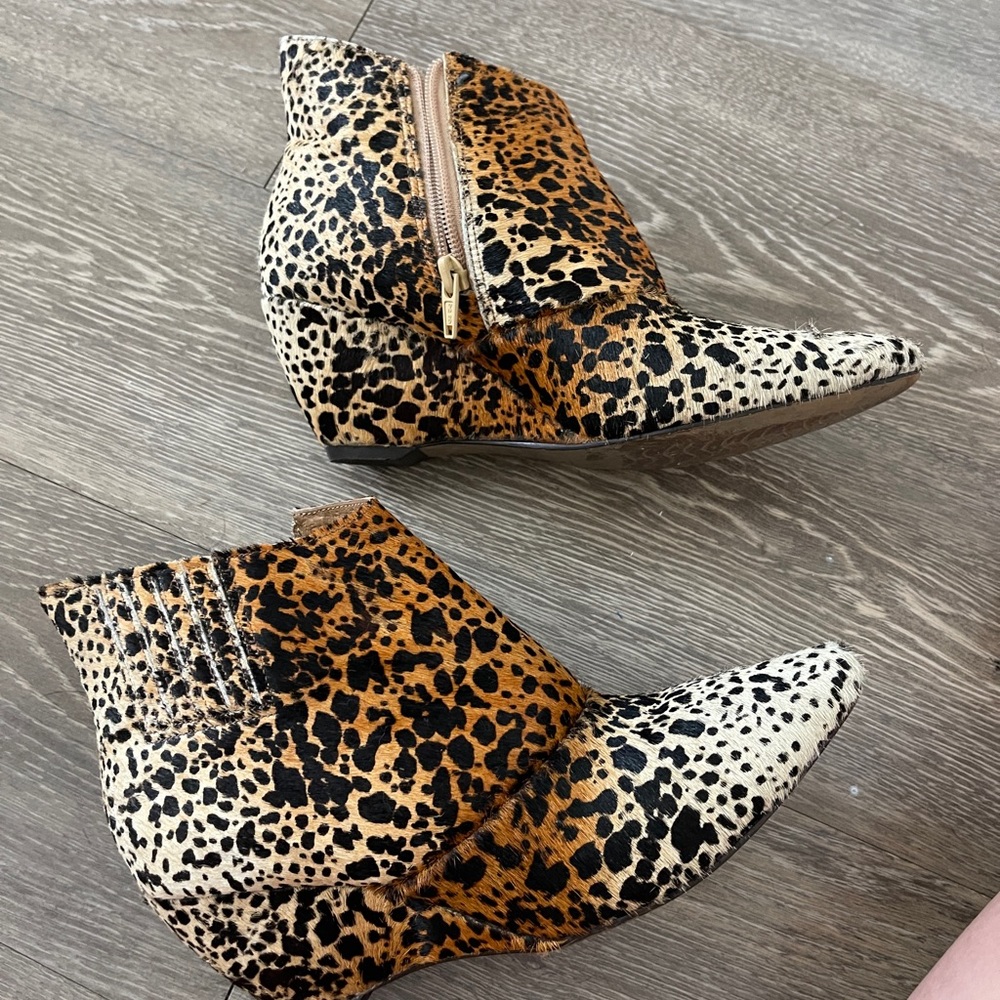 Matisse Leopard Print Faux Fur Booties. Size 6. Great condition.